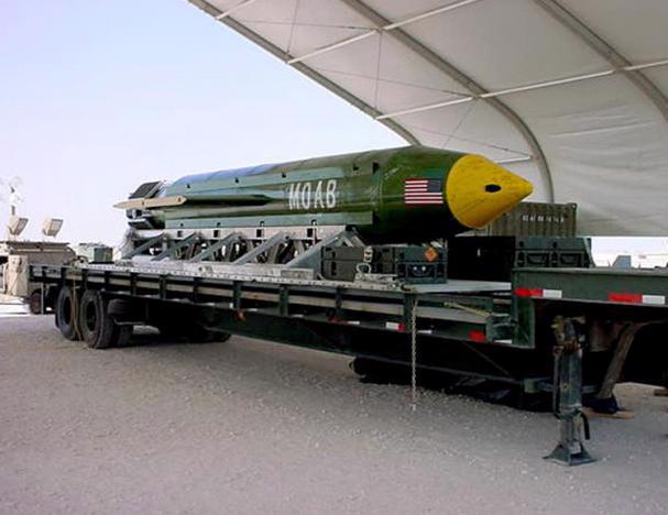 Một quả bom GBU-43, còn được gọi là "mẹ của các loại bom" - Ảnh: Quân đội Mỹ/Reuters.<br>