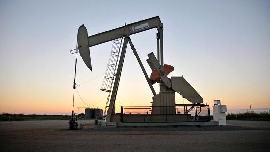 Một máy bơm dầu hoạt động tại một mỏ dầu ở bang Oklahoma, Mỹ - Ảnh: Reuters/CNBC.<br>