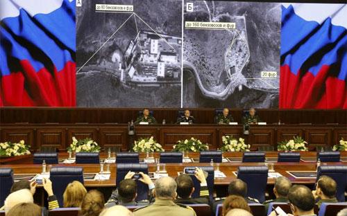 Cuộc họp báo ngày 2/12 của Bộ Quốc phòng Nga với những hình ảnh chụp từ vệ tinh mà Moscow nói là bằng chứng cho thấy Thổ Nhĩ Kỳ giao dịch dầu lậu với IS - Ảnh: Reuters.<br>
