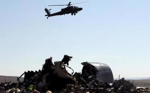 Một máy bay trực thăng bay phía trên những mảnh vỡ của máy bay chở khách Nga bị rơi ở Sinai, Ai Cập hôm 31/10. Ảnh chụp ngày 1/11 - Ảnh: Reuters.<br>