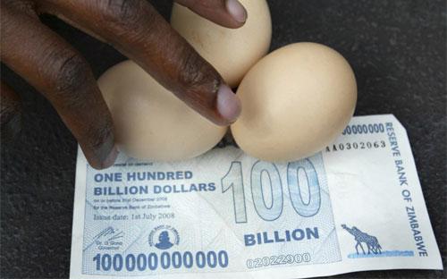 Ở thời kỳ siêu lạm phát, đồng 100 tỷ Đôla Zimbabwe chỉ mua được 3 quả trứng - Ảnh: Reuters.<br>