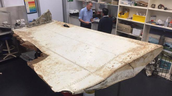 Mảnh vỡ này được cho là một phần cánh bên phải của chiếc máy bay xấu số. Mảnh vỡ đã được tìm thấy vào tháng 6 năm nay - Ảnh: BBC.<br>