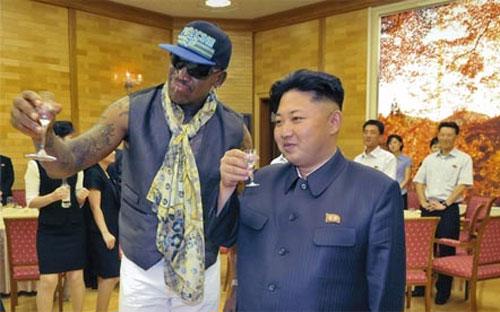 Cựu cầu thủ bóng rổ Mỹ Dennis Rodman (trái) và nhà lãnh đạo Triều Tiên Kim Jong Un - Ảnh: The Guardian.<br>