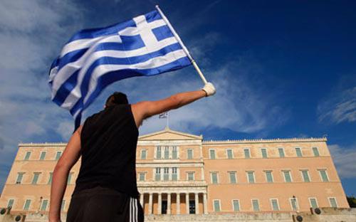 Khoản tiền cứu trợ cho Hy Lạp đã bị ngừng giải ngân kể từ tháng 6 năm 
nay, sau khi Athens không đáp ứng được yêu cầu cắt giảm ngân sách và 
thực hiện các cuộc cải cách kinh tế - <i>Ảnh: Guardian</i>.<br>