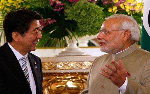 Thủ tướng Nhật Bản Shinzo Abe (trái) và Thủ tướng Ấn Độ Narendra Modi.<br>