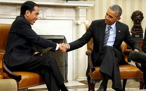 Tổng thống Mỹ Barack Obama (phải) và Tổng thống Indonesia Joko Widodo trong cuộc gặp tại Nhà Trắng ngày 26/10 - Ảnh: Reuters.<br>