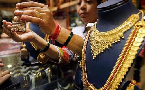 Một cửa hàng nữ trang vàng ở Ấn Độ - Ảnh: Reuters/CNBC.<br>