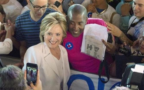 Bà Clinton vận động tranh cử ở bang Texas ngày 15/10 - Ảnh: Reuters.<br>