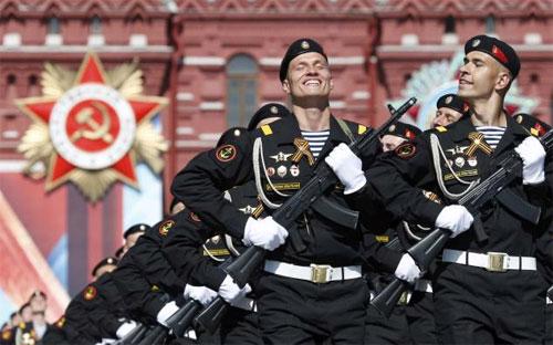 Binh sỹ Nga trong lễ duyệt binh kỷ niệm chiến thắng phát xít tại Quảng trường Đỏ ngày 9/5 - Ảnh: Reuters.<br>