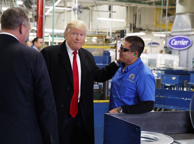 Tổng thống đắc cử Mỹ Donald Trump thăm nhà máy của Carrier ở Indiana hôm thứ Năm tuần trước - Ảnh: AP.<br>