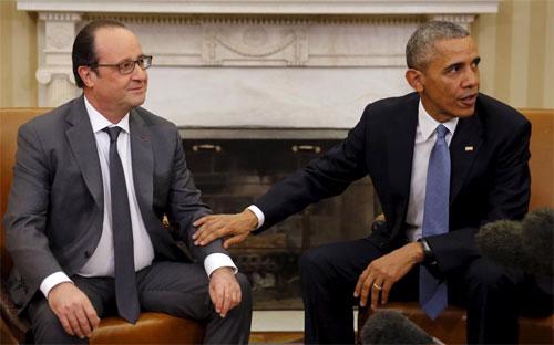 Tổng thống Pháp Francois Hollande (trái) và Tổng thống Mỹ Barack Obama trong cuộc gặp tại Phòng Bầu dục của Nhà Trắng ngày 24/11 - Ảnh: Reuters.<br>