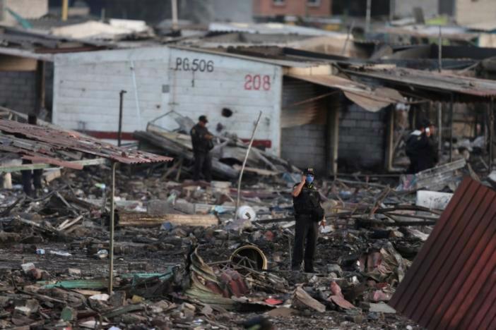 Hiện trường tan hoang vụ nổ chợ pháo hoa ở Mexico ngày 20/12 - Ảnh: Reuters.<br>