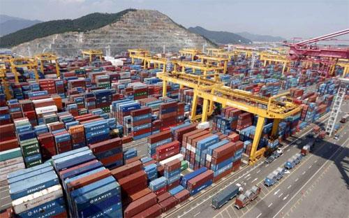 Những container hàng hóa ở cảng Busan, Hàn Quốc - Ảnh: Reuters.<br>