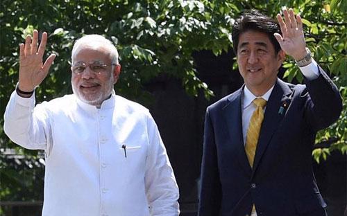 Thủ tướng Ấn Narendra Modi (trái) và Thủ tướng Nhật Shinzo Abe.<br>