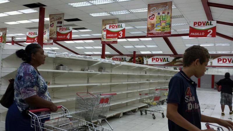 Kệ hàng trống trơn trong một siêu thị ở thủ đô Caracas của Venezuela.<br>