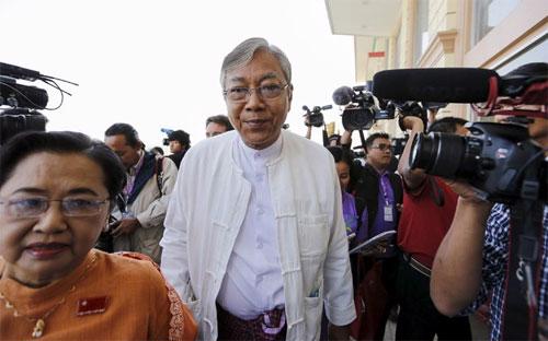 ông U Htin Kyaw (giữa), 69 tuổi, giành 360/652 phiếu trong cuộc bỏ phiếu bầu Tổng thống diễn ra tại Quốc hội Myanmar - Ảnh: New York Times/Reuters. 