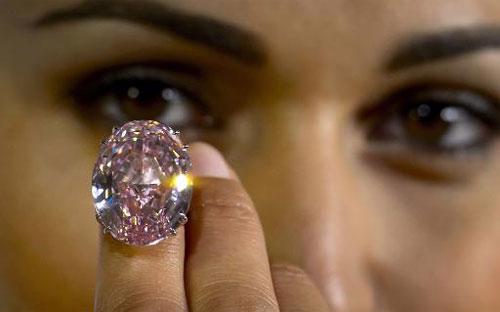 Trọng lượng của viên kim cương "Pink Star" là 59,6 carat - Ảnh: AFP.<br>