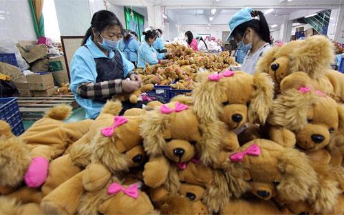 Bên trong một nhà máy sản xuất đồ chơi ở Trung Quốc - Ảnh: CNBC.<br>