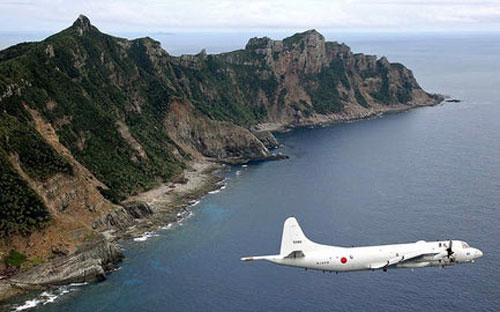 Máy bay Nhật Bản bay qua quần đảo Senkaku/ Điếu Ngư đang tranh chấp với Trung Quốc - Ảnh: AP.<br>