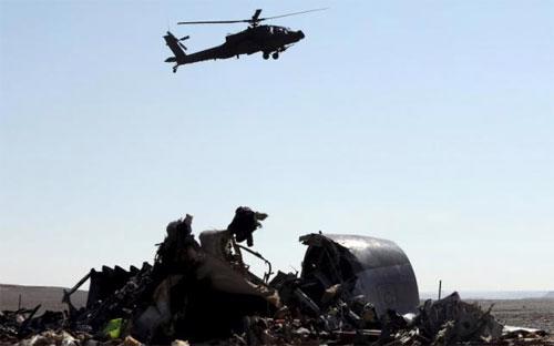 Hiện trường rơi máy bay chở khách A321 của Nga ở Sinai, Ai Cập - Ảnh: Reuters.<br>