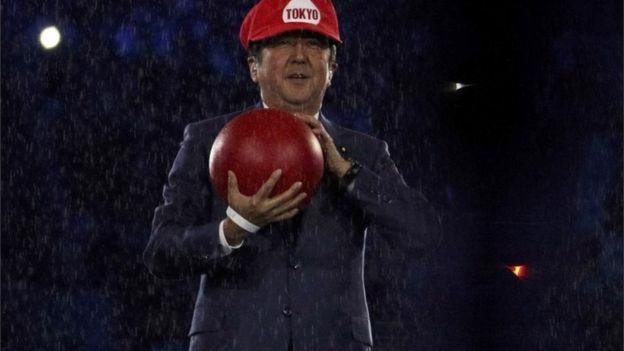 Thủ tướng Nhật Bản Shinzo Abe trên sân khấu lễ bế mạc Thế vận hội mùa hè Rio 2016. Trước đó, ông Abe mặc trang phục của nhân vật Mario và bước ra từ một đường ống lớn - Ảnh: Reuters.<br>