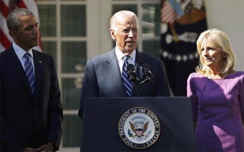 Ông Biden, 72 tuổi, đã xuất hiện tại Vườn Hồng của Nhà Trắng cùng 
với vợ là bà Jill và Tổng thống Barack Obama để tuyên bố rằng cơ hội để 
ông thực hiện một chiến dịch vận động tranh cử thành công đã khép lại - Ảnh: Reuters.<br>