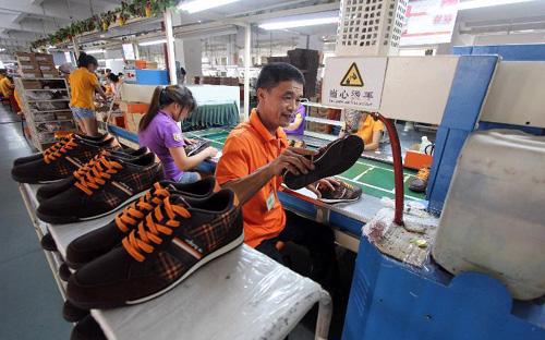 Công nhân một nhà máy sản xuất giày ở Trung Quốc - Ảnh: AFP.<br>