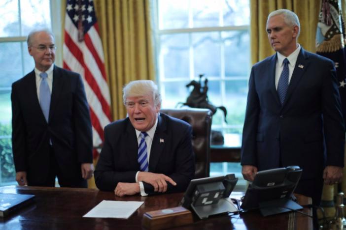 Tổng thống Mỹ Donald Trump phát biểu trước báo giới tại Phòng Bầu dục, Nhà Trắng sau khi dự luật y tế thất bại tại Hạ viện hôm 24/3 - Ảnh: Reuters.<br>