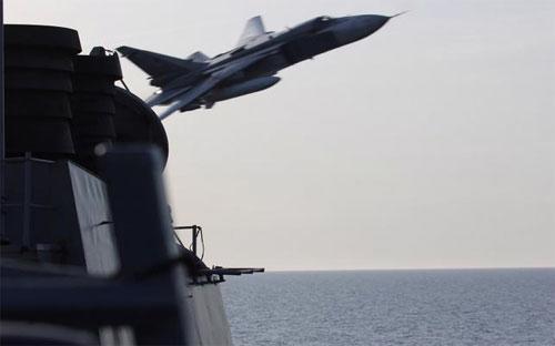 Ảnh do hải quân Mỹ cung cấp cho thấy một máy bay chiến đấu SU-24 của Nga bay rất sát chiến hạm Mỹ USS Donald Cook ở biển Baltic - Nguồn: Reuters.<br>
