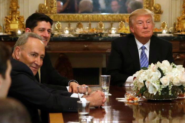 Tổng thống Mỹ Donald Trump gặp lãnh đạo Quốc hội Mỹ tại Nhà Trắng ngày 23/1 - Ảnh: Reuters.<br>