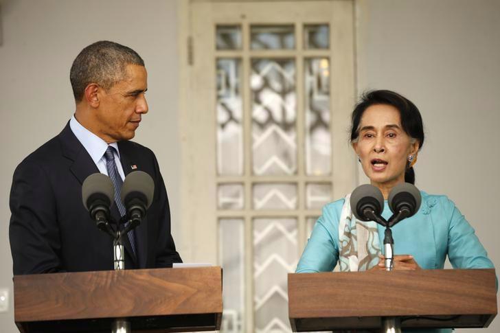 Tổng thống Mỹ Barack Obama và bà Aung San Suu Kyi trong một cuộc họp báo tại tư dinh của bà ở Yangon vào tháng 11/2014. Khi đó, bà Suu Kyi còn là một chính trị gia đối lập của Myanmar&nbsp; - Ảnh: Reuters.<br>