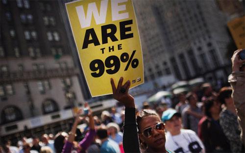 Người biểu tình tham gia phong trào "Chiếm Phố Wall" ở Mỹ giơ khẩu hiệu: "Chúng tôi thuộc nhóm 99%" - Ảnh: Bloomberg/Getty.<br>