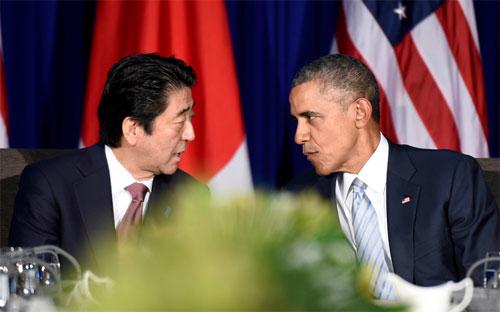 Thủ tướng Nhật Bản Shinzo Abe (trái) và Tổng thống Mỹ Barack Obama tại cuộc gặp song phương ở Manila hôm 19/11 - Ảnh: Bloomberg/AP.<br>
