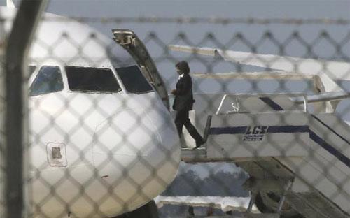 Một quan chức lên chiếc máy bay bị bắt cóc hạ cánh ở sân bay Larcana, Cyprus, ngày 29/3 - Ảnh: Reuters.<br>