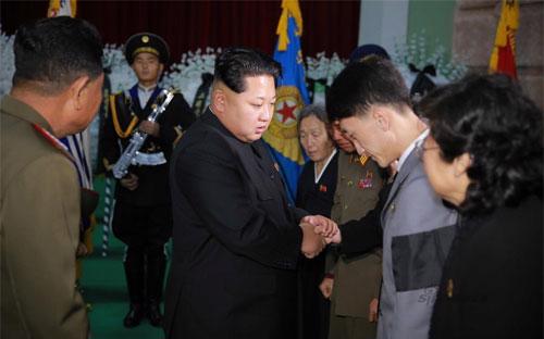 Nhà lãnh đạo Triều Tiên Kim Jong Un trong quốc tang nguyên soái Ri Un Sol ngày 11/11.<br>