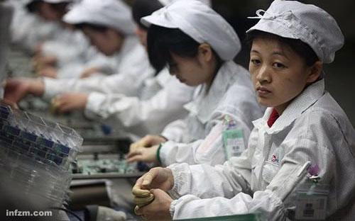 Công nhân trong một nhà máy của Foxconn.<br>