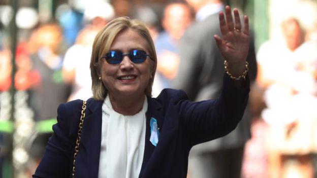 Bà Clinton rời khỏi nhà con gái ở New York hôm 11/9 - Ảnh: AP/BBC.<br>