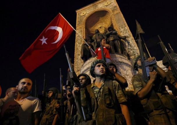 Binh sỹ Thổ Nhĩ Kỳ đứng gác tại quảng trường Taksim ở Istanbul trong đêm xảy ra vụ đảo chính bất thành 15/7 - Ảnh: Reuters.<br>