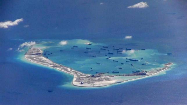 Ảnh do Hải quân Mỹ cung cấp cho thấy hoạt động xây dựng trái phép của 
Trung Quốc ở bãi Vành Khăn thuộc quần đảo Trường Sa của Việt Nam hồi 
tháng 5/2015 - Nguồn: Reuters.