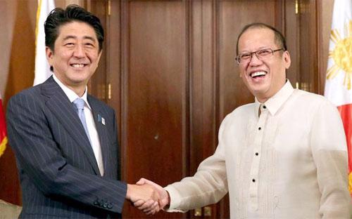 Thủ tướng Nhật Bản Shinzo Abe và Tổng thống Philippines Benigno Aquino III trước cuộc hội đàm ở Manila hôm 27/7 - Ảnh: Asahi Shimbum.<br>
