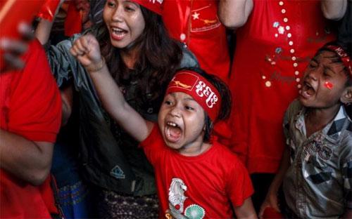 Những người ủng hộ Aung San Suu Kyi và đảng của bà ăn mừng chiến thắng ở Yangon hôm 9/11 - Ảnh: Reuters.<br>