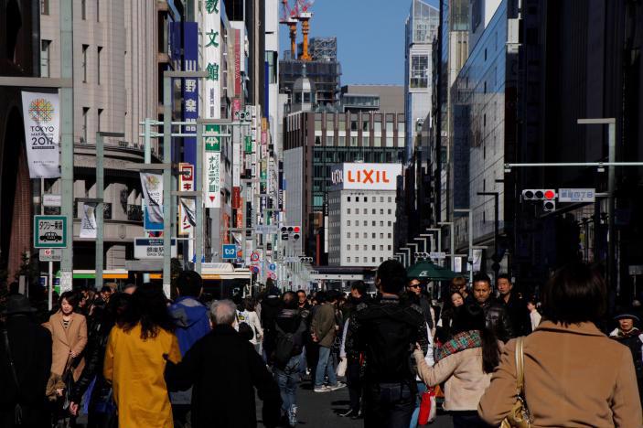 Một góc quận mua sắm Ginza ở Tokyo, Nhật Bản, hôm 12/2 - Ảnh: Reuters.<br>