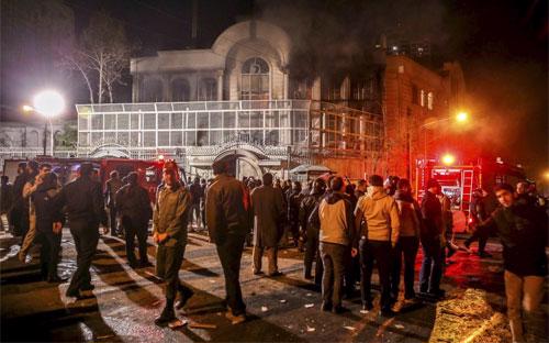 Đại sứ quán Saudi Arabia ở Tehran bị người biểu tình Iran tấn công ngày 3/1 - Ảnh: Reuters.<br>