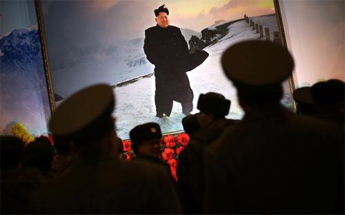 Binh sỹ Triều Tiên đứng trước một bức ảnh nhà lãnh đạo Kim Jong Un ở Bình Nhưỡng ngày 15/2 - Ảnh: Bloomberg/AP.<br>