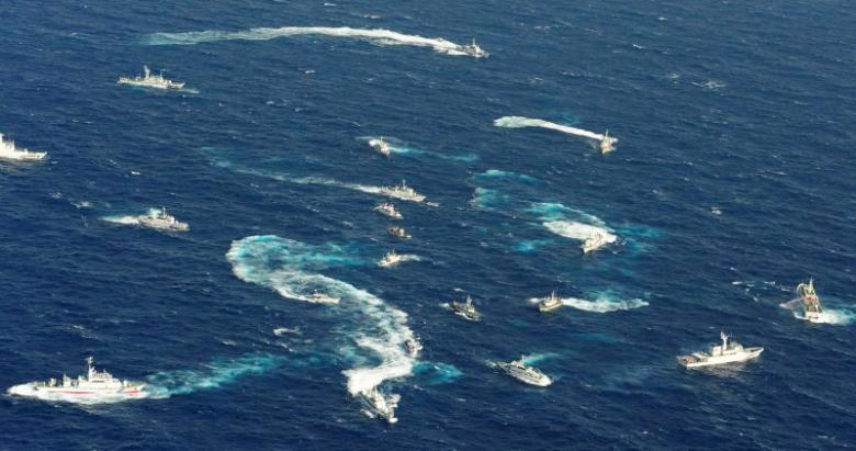 Tàu cảnh sát biển Nhật Bản di chuyển gần quần đảo tranh chấp với Trung Quốc Senkaku/Điếu Ngư trên biển Hoa Đông - Ảnh: Kyodo/Reuters.<br>