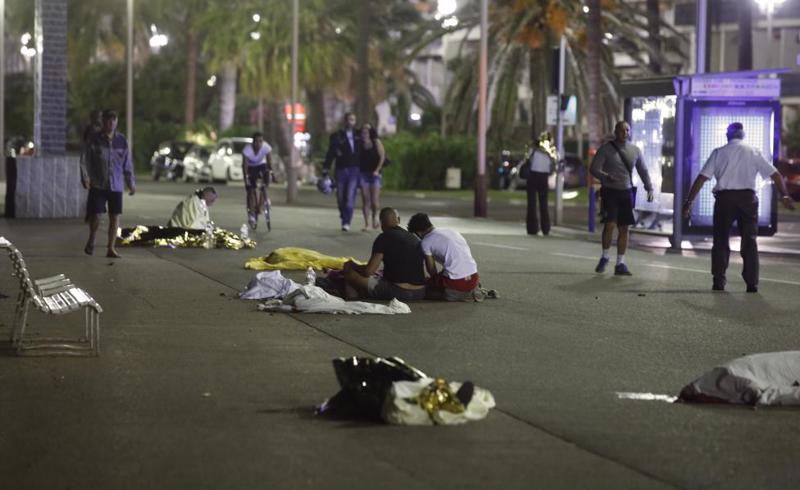 Hiện trường la liệt người chết và bị thương của vụ tấn công bằng xe tải ở Nice, Pháp ngày 14/7 - Ảnh: Reuters.<br>