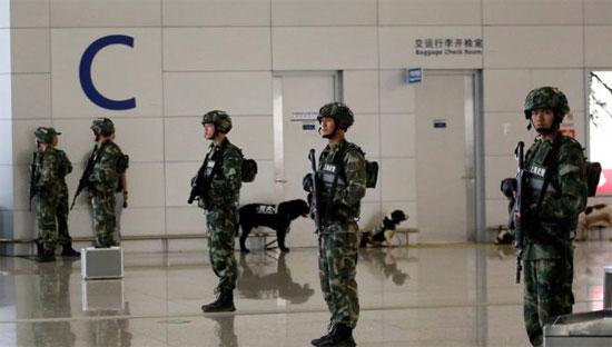 Cảnh sát bán vũ trang Trung Quốc phong tỏa khu vực nơi xảy ra vụ tấn công ở sân bay Phố Đông, Thượng Hải ngày 12/6 - Ảnh: Reuters/BBC.<br>