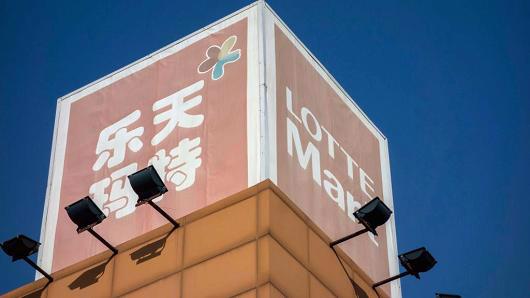 Lotte, tập đoàn kinh tế lớn thứ 5 của Hàn Quốc, hiện có hơn 80 siêu thị cùng một số dự án lớn ở Trung Quốc - Ảnh: Getty/CNBC.<br>