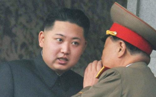 Nhà lãnh đạo Triều Tiên Kim Jong Un (trái) và phụ tá.<br>