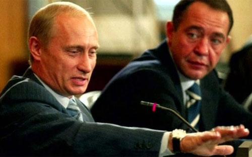 Ông Mikhail Lesin (phải) khi còn giữ vai trò trợ lý Tổng thống Nga Vladimir Putin (trái) - Ảnh: Reuters/BBC.<br>